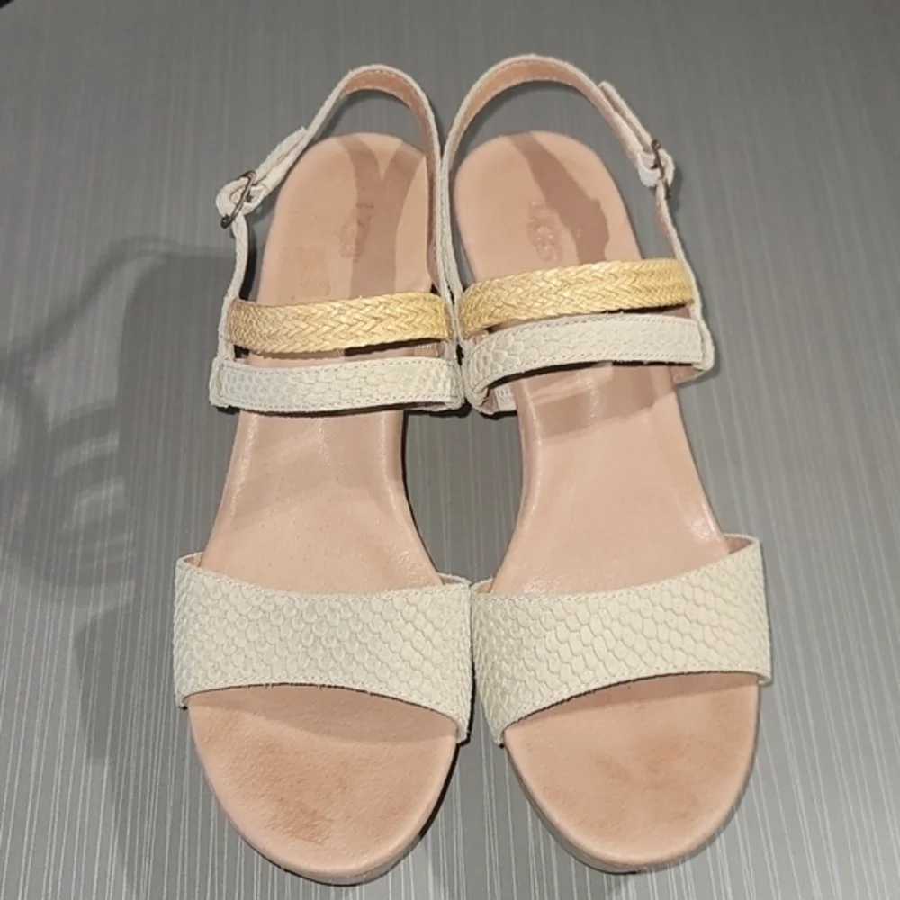 UGG Australia Cream Lira Mar Suede Snake Skin Strappy Wedge Sandle Women's 9‎